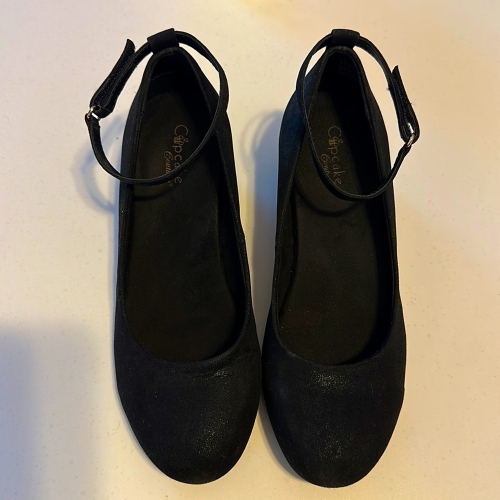 Girls size 4 dress shoes with velcro closing. Brad Cupcake Couture.